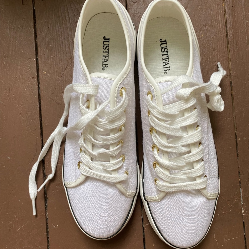Size 9 JustFab sneaker.